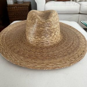 Lack of color natural palm hat